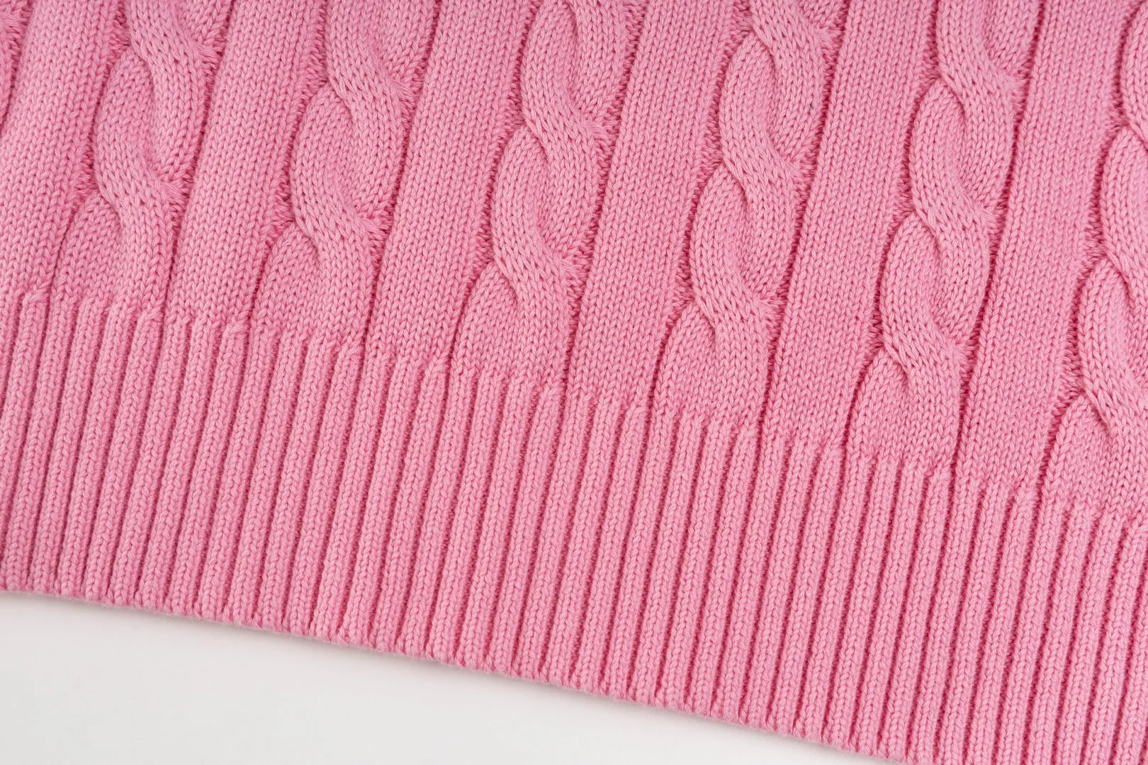 P236 #R92 RALPH LAUREN Ralph Lauren fifteen colors classic small label embroidery logo turtleneck pullover half-zip knitted cable sweater with high-density LOGO embroidery on the chest and original customized tag accessories. Made of pure cotton yarn, pure cotton is skin-friendly and comfortable, small label war horse embroidered twist turtleneck sweater 🐎 high quality, follow the blogger to learn how to wear it! Let’s buy a Ralph Lauren cable sweater. It’s a super hard-to-find series after it became popular. It’s hard to find one on the official website. It’s simple and practical to wear, with a lazy and loose feel. The thickened fabric has more texture, feels soft and delicate, and has a loose fit. Whether worn alone or layered, you can wear different styles of fashion with just one piece!   Size：XS S M L